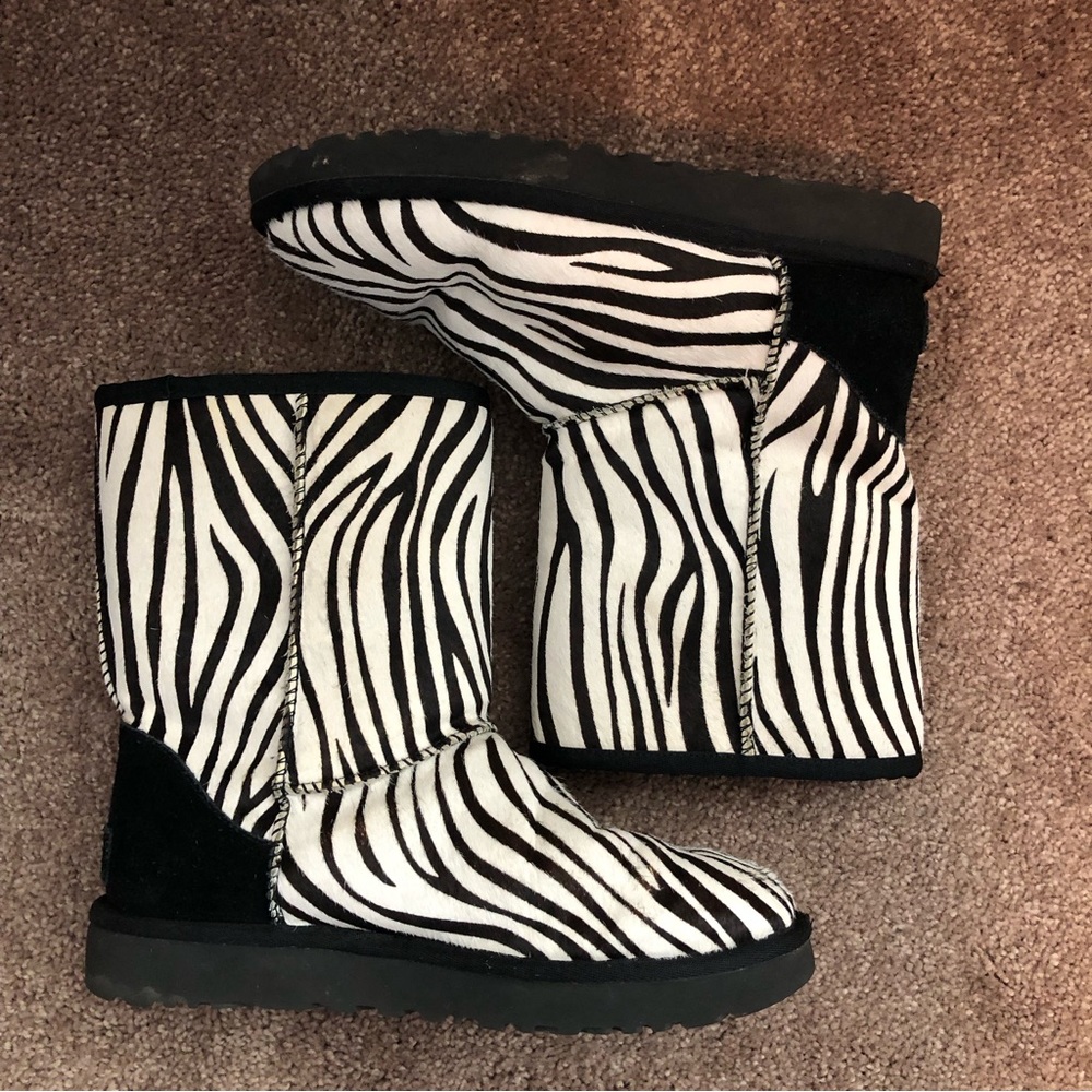 🎉🎉Host Pick‼️🎉🎉UGG zebra stripe exotic short boots size 7